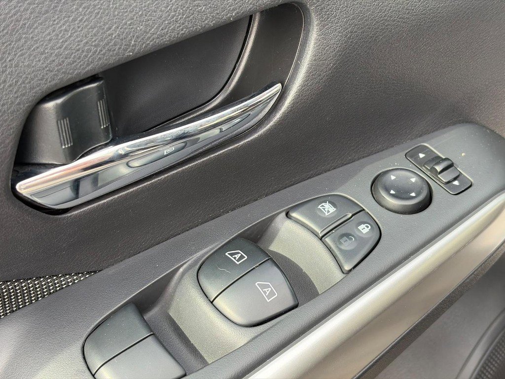 Used 2018 Nissan Kicks SV image 20