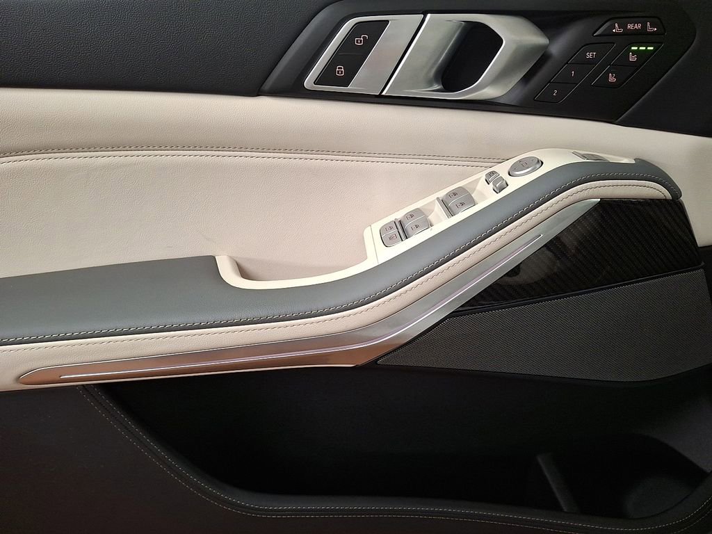Used 2025 BMW X7 M60i image 10