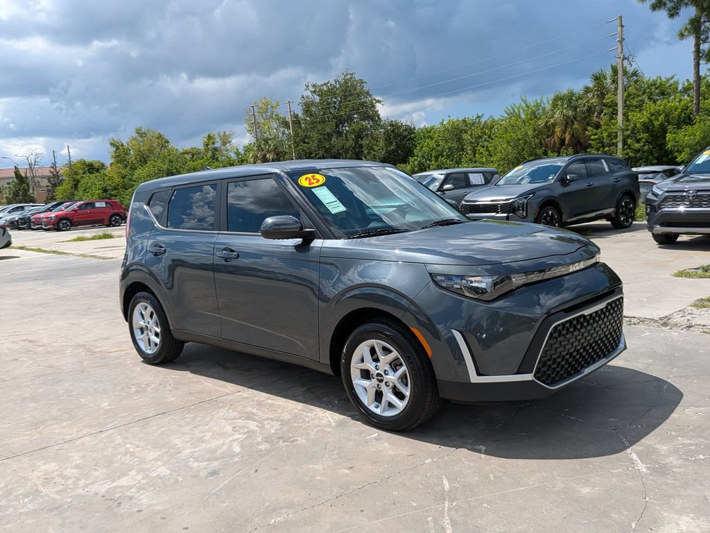 Certified 2025 Kia Soul LX w/ LX Technology Package FWD image 2