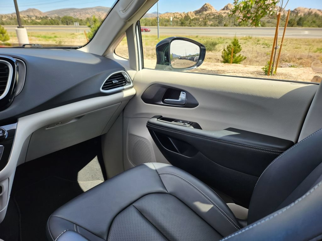 Used 2024 Chrysler Pacifica Touring-L FWD image 29