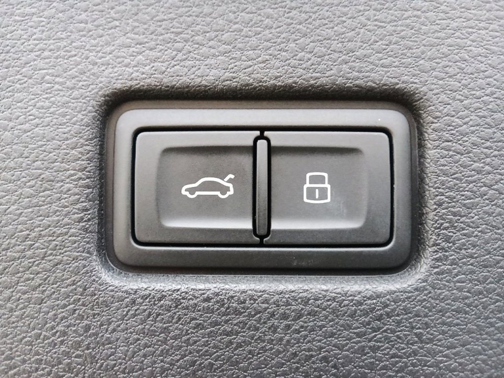 Used 2023 Audi Q8 Premium image 34