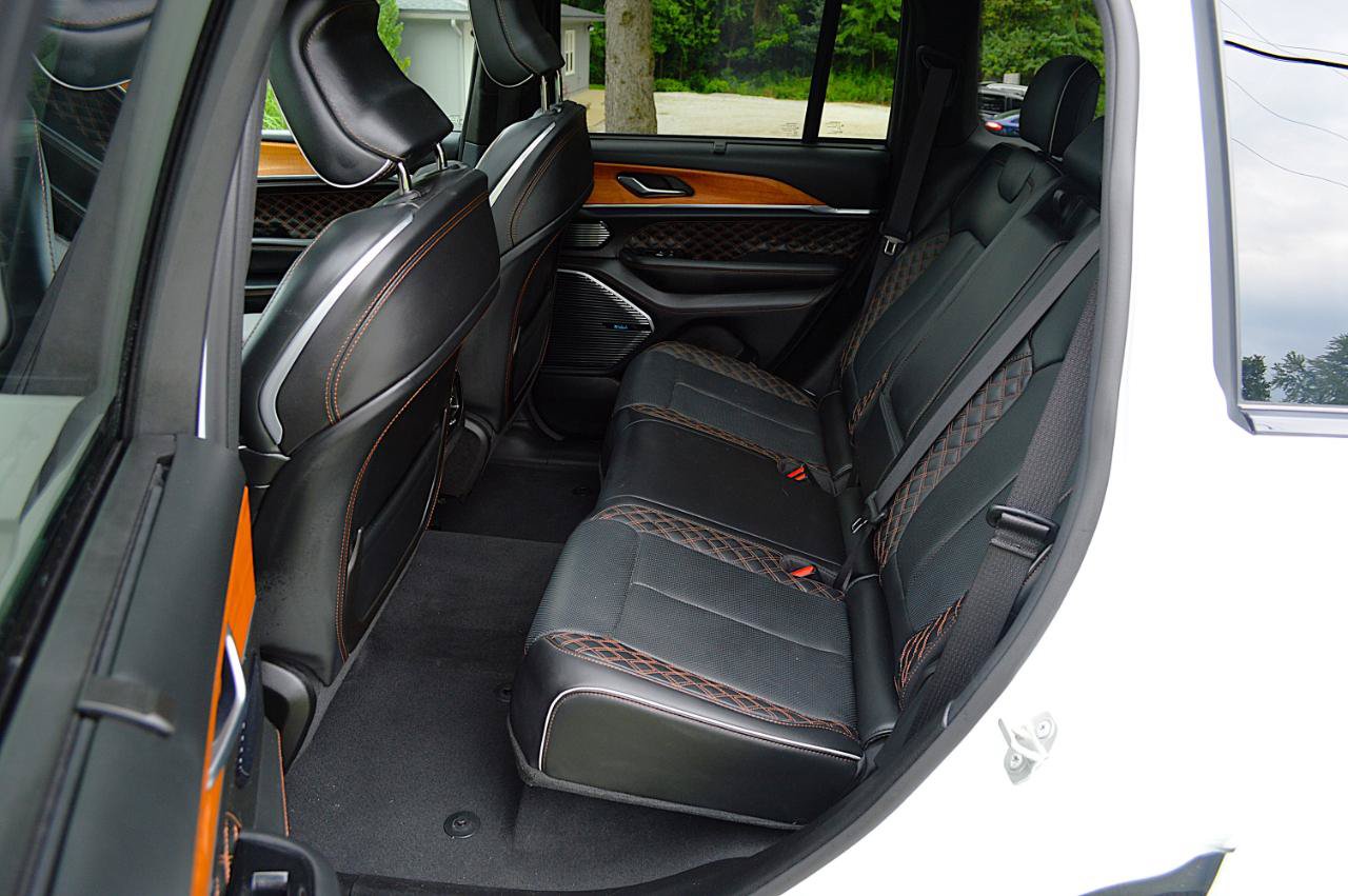 Used 2024 Jeep Grand Cherokee Summit AWD/4WD image 14
