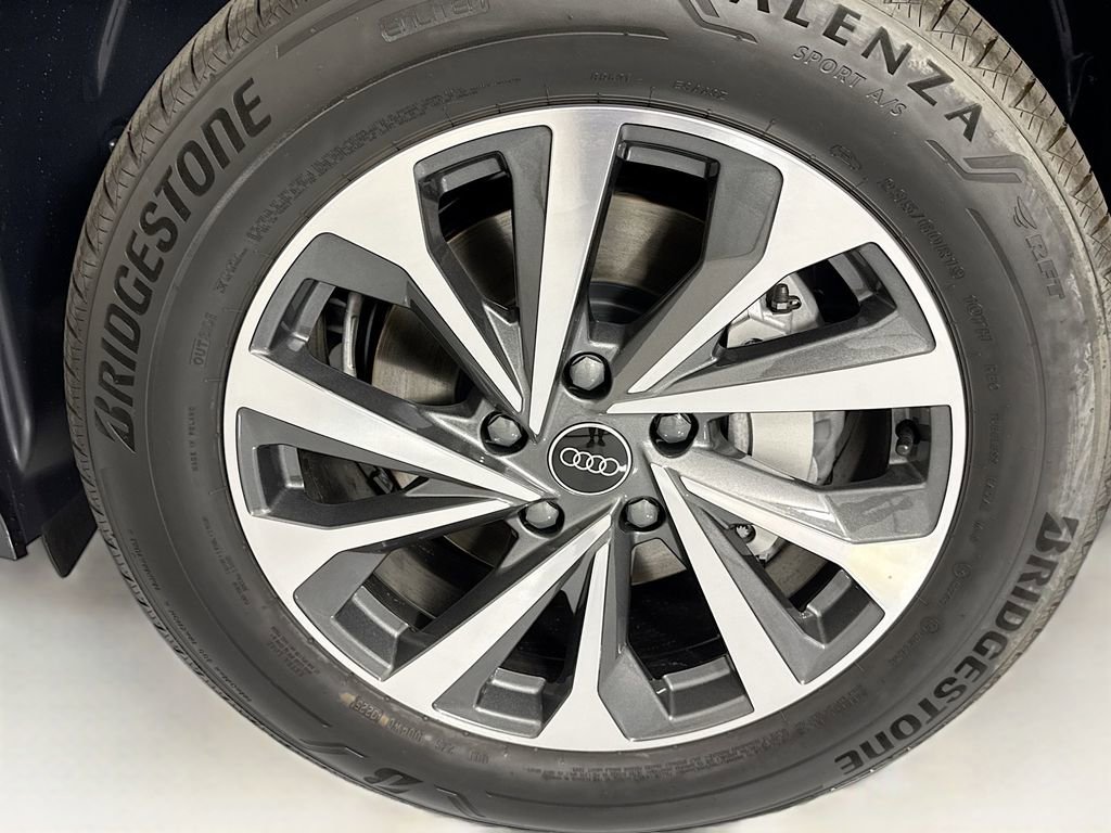 Used 2025 Audi Q6 e-tron Premium image 33