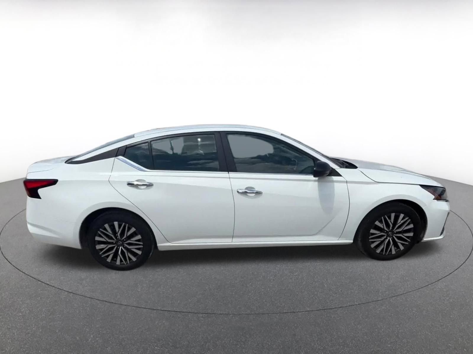 Used 2025 Nissan Altima 2.5 SV FWD image 15
