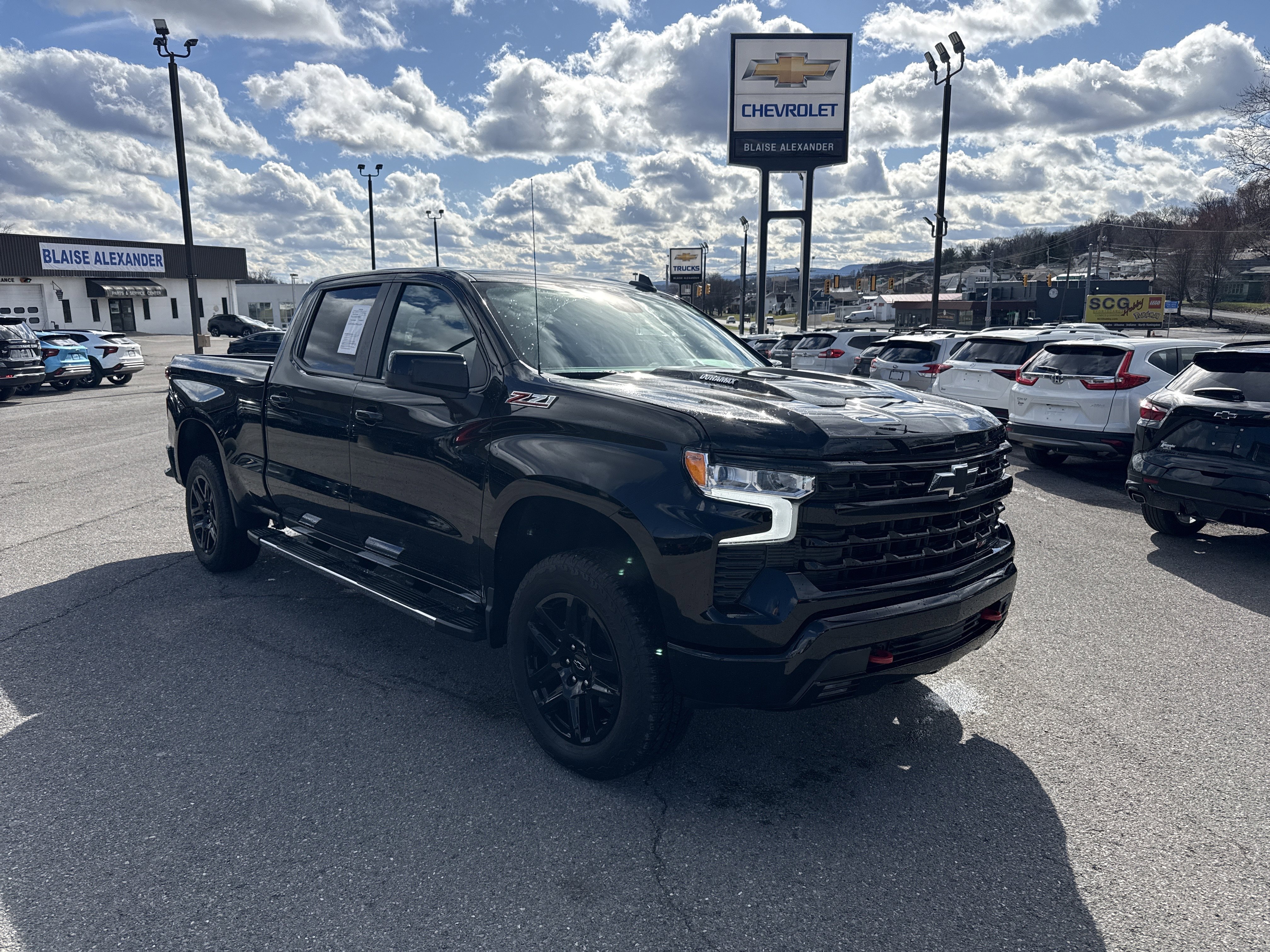 Used 2025 Chevrolet Silverado 1500 LT Trail Boss w/ Convenience Package II image 1