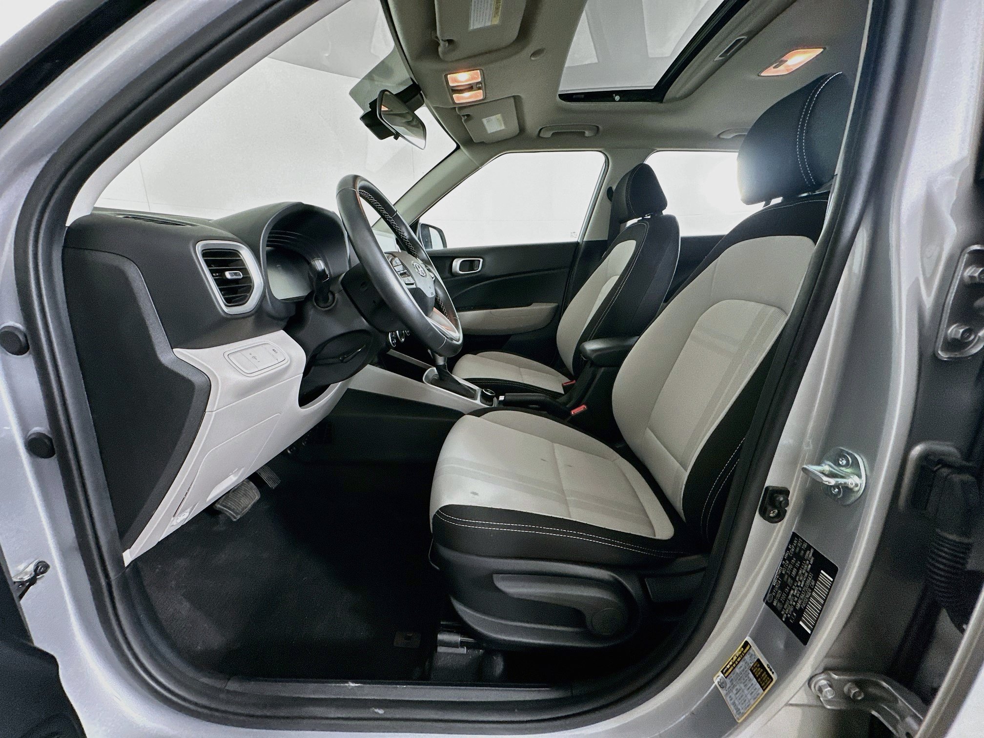 Used 2025 Hyundai Venue SEL FWD image 13