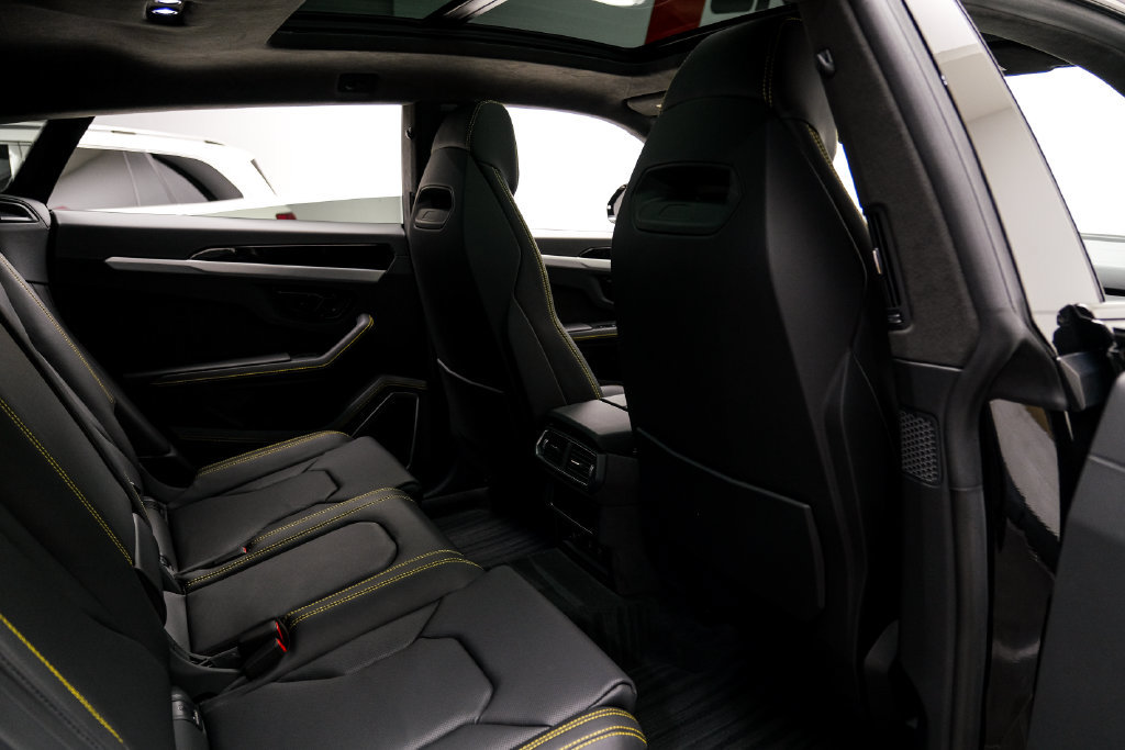 Used 2025 Lamborghini Urus SE AWD/4WD image 40