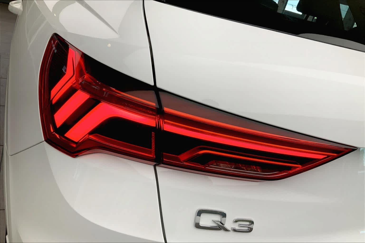 Used 2020 Audi Q3 2.0T Premium w/ Convenience Package AWD/4WD image 28