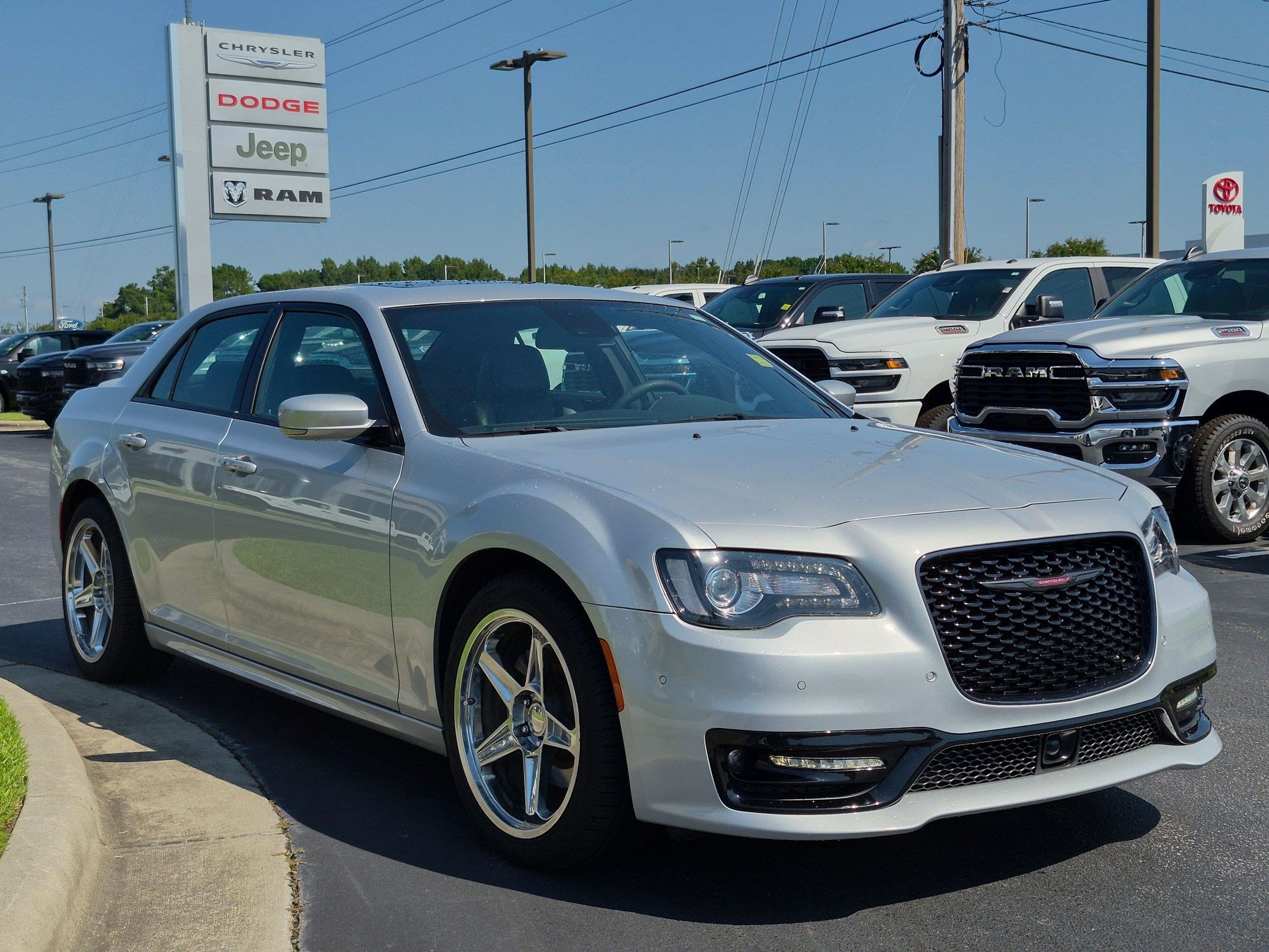 Used 2023 Chrysler 300 S w/ Comfort Group RWD image 3