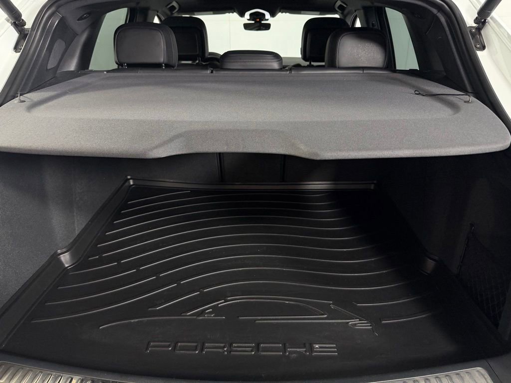 Used 2025 Porsche Macan AWD/4WD image 33