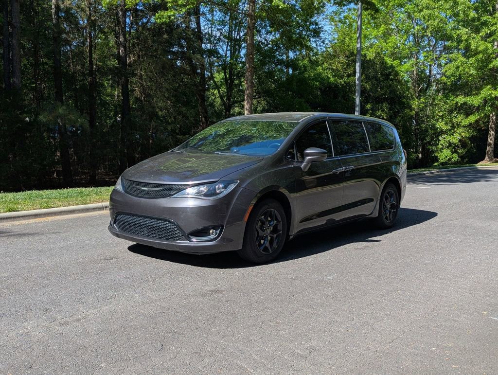 Used 2017 Chrysler Pacifica Touring-L w/ 13 Speaker Alpine Sound Group FWD image 1