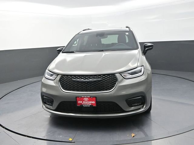 Used 2025 Chrysler Pacifica Limited image 2