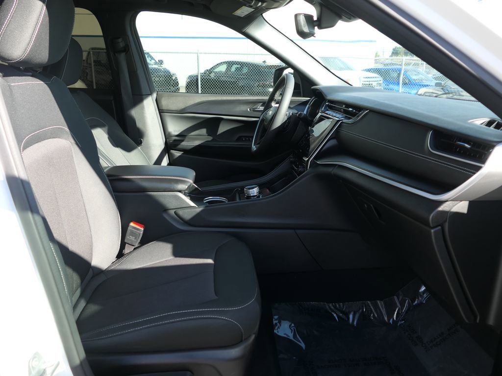 Used 2024 Jeep Grand Cherokee Laredo X image 24