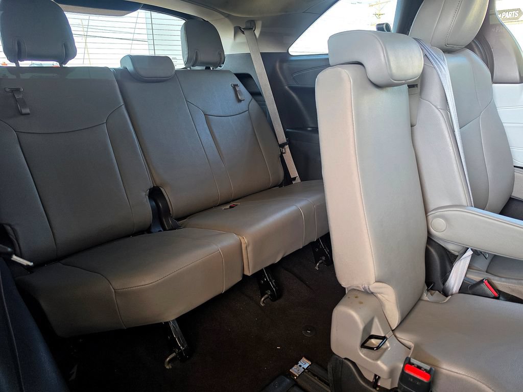 Used 2025 Toyota Sienna XLE FWD image 61