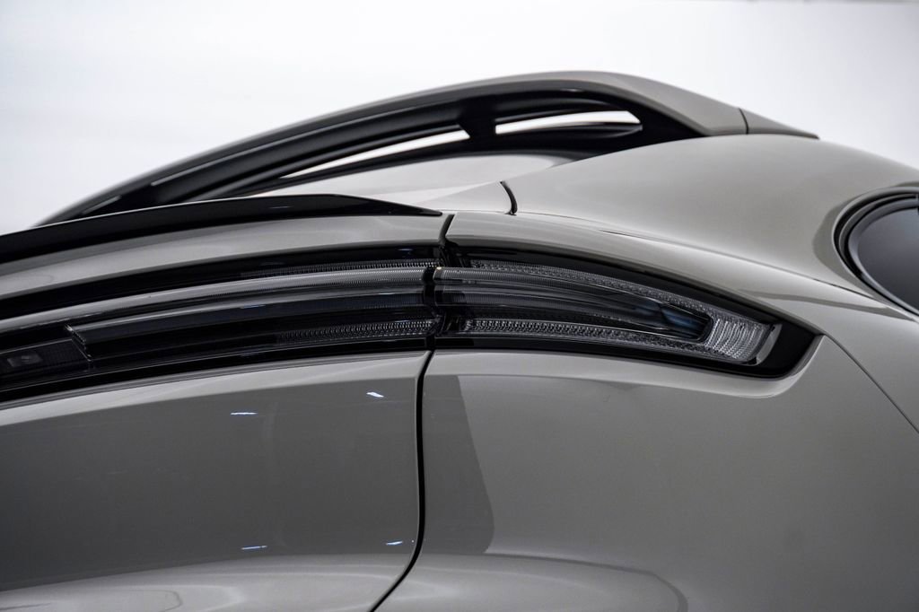 Certified 2025 Porsche Cayenne Coupe image 12