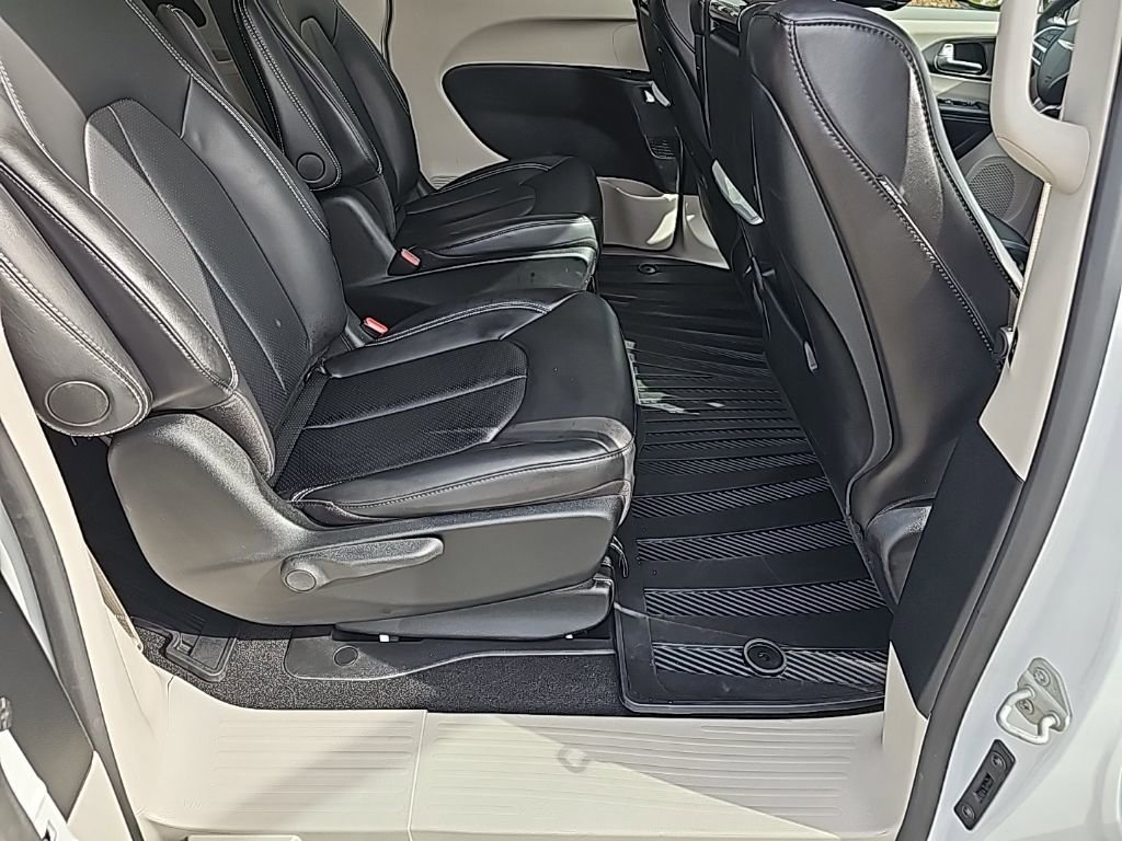 Certified 2024 Chrysler Pacifica Select w/ Uconnect Theater Family Group image 25