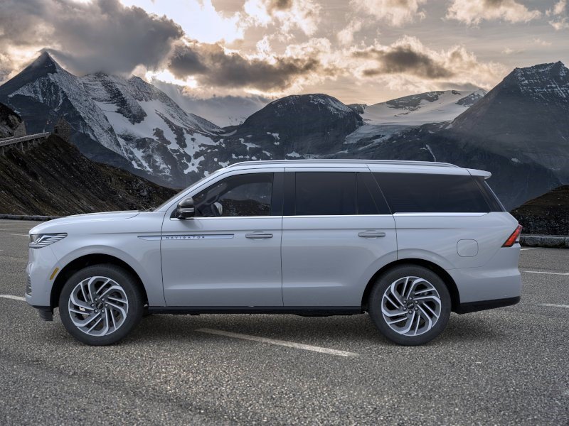 Used 2026 Lincoln Navigator Reserve AWD/4WD image 3