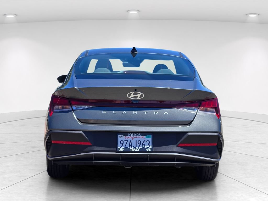 Used 2026 Hyundai Elantra SE FWD image 5