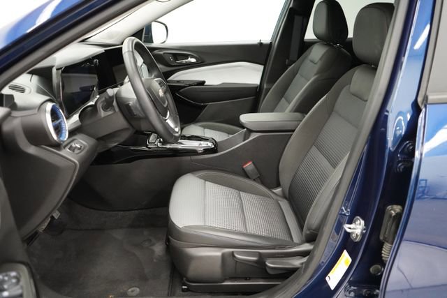 Used 2024 Chevrolet Trax LT w/ LT Convenience Package FWD image 12