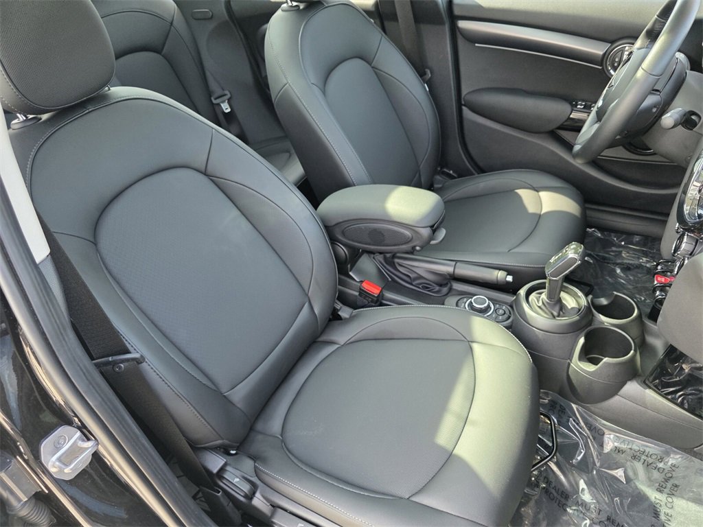 Used 2023 MINI Cooper 4-Door Hardtop image 32