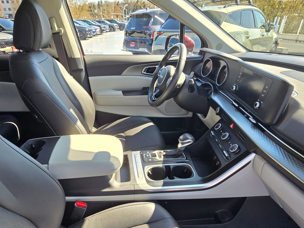 Used 2024 Kia Carnival LX FWD image 12