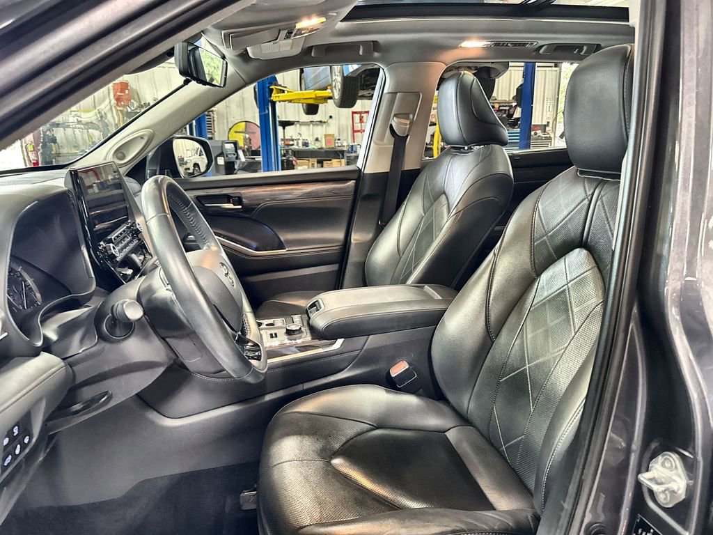 Used 2021 Toyota Highlander Platinum AWD/4WD image 12