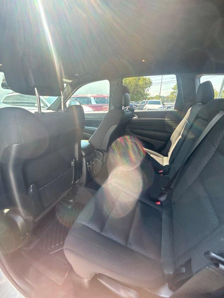 Used 2020 Jeep Grand Cherokee Laredo AWD/4WD image 17
