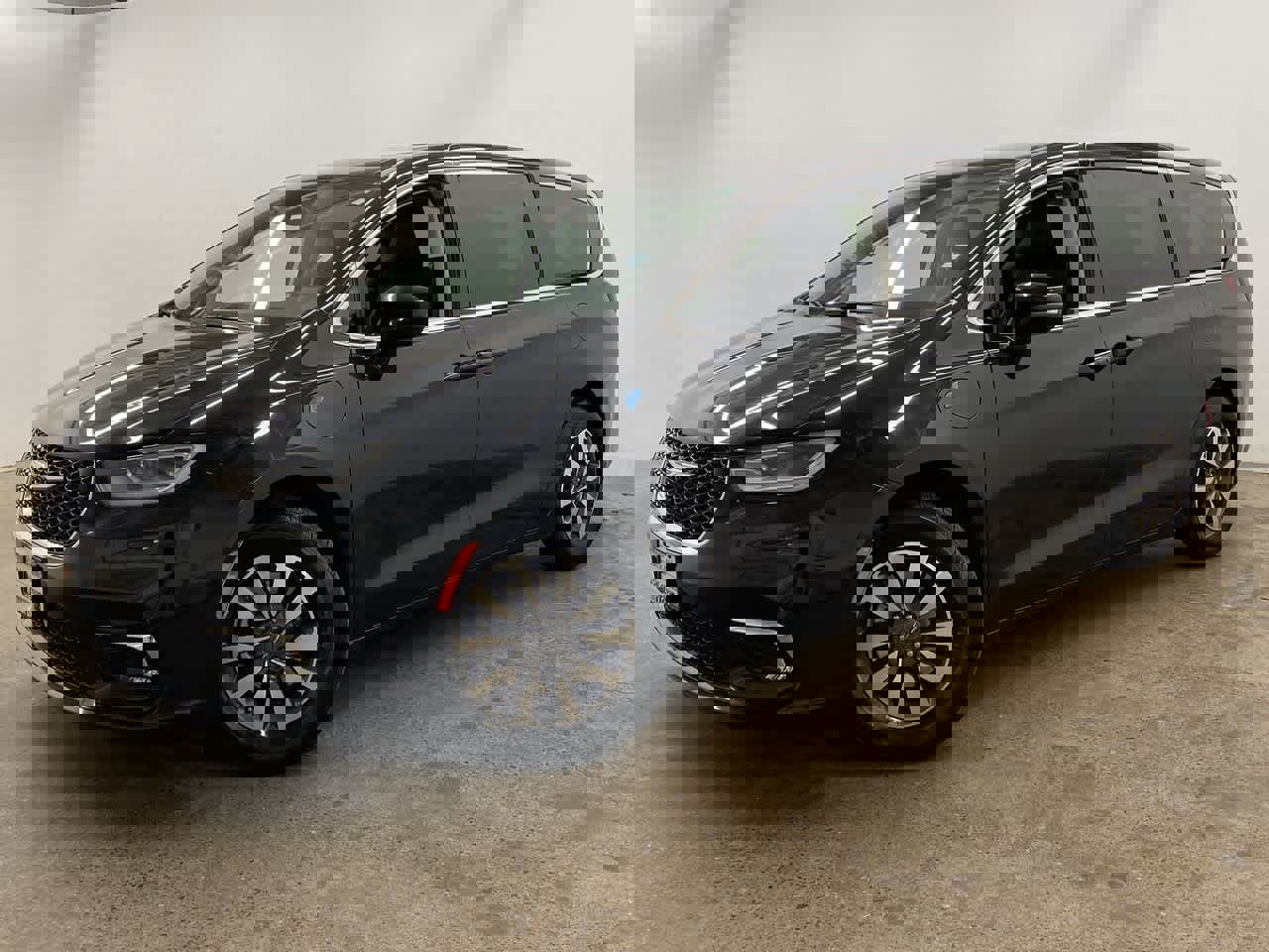 Used 2024 Chrysler Pacifica Select