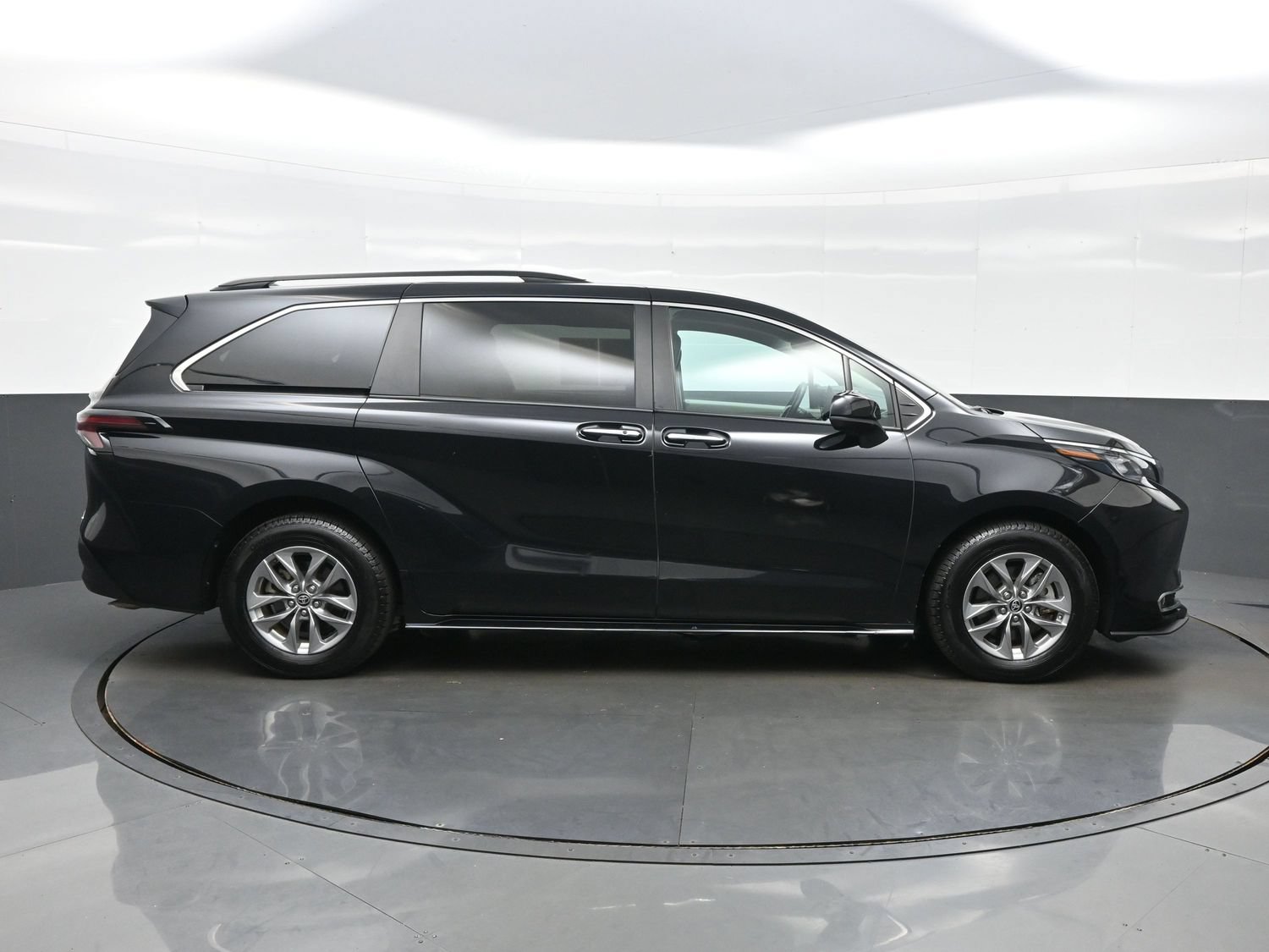 Used 2024 Toyota Sienna XLE FWD image 7