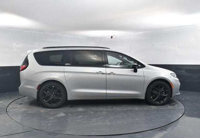 New 2026 Chrysler Pacifica Select w/ S Appearance Package FWD image 11