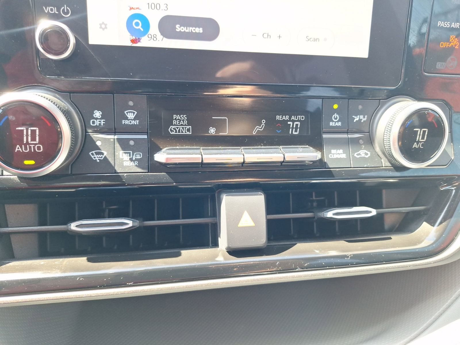 Used 2023 Toyota Highlander LE FWD image 26