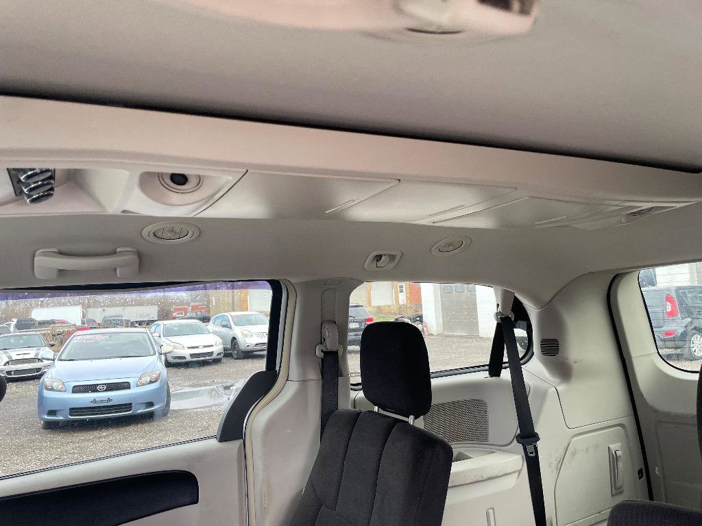 Used 2011 Chrysler Town & Country Touring image 9