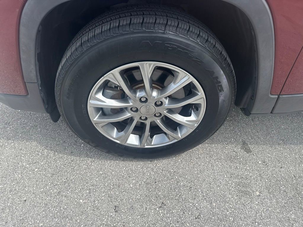 Certified 2019 Jeep Cherokee Latitude Plus image 32