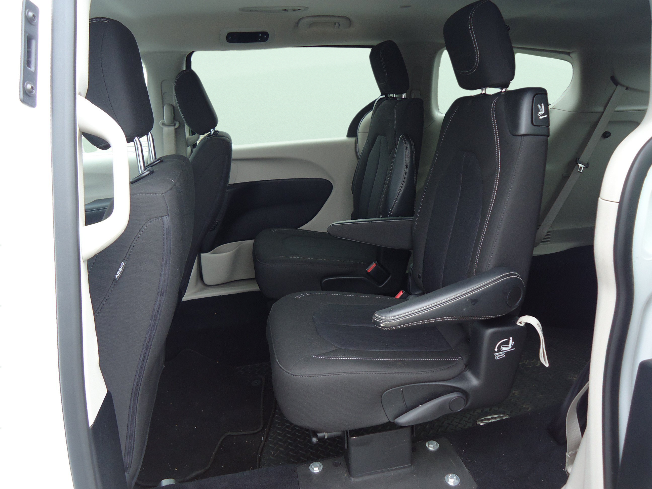 Used 2023 Chrysler Voyager LX FWD image 29