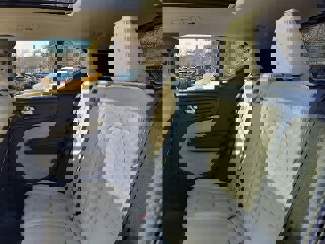 Used 2023 Volvo XC40 B5 Plus image 13