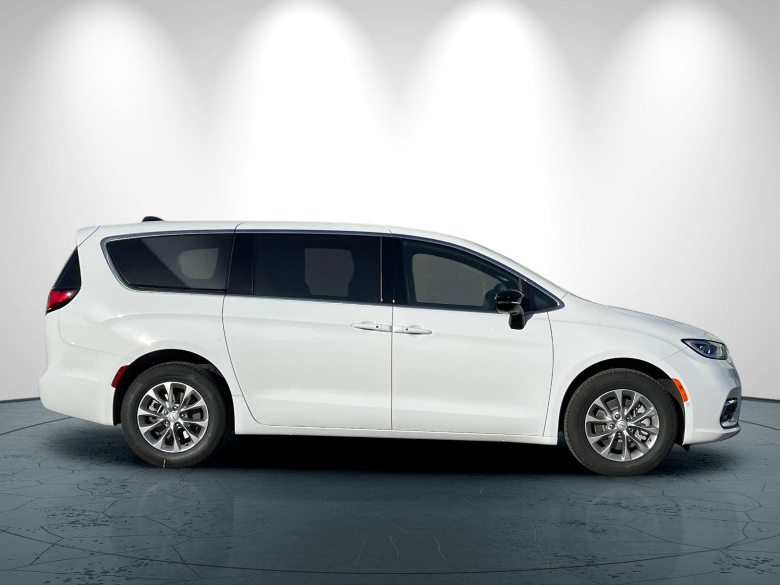 New 2026 Chrysler Pacifica Select image 3