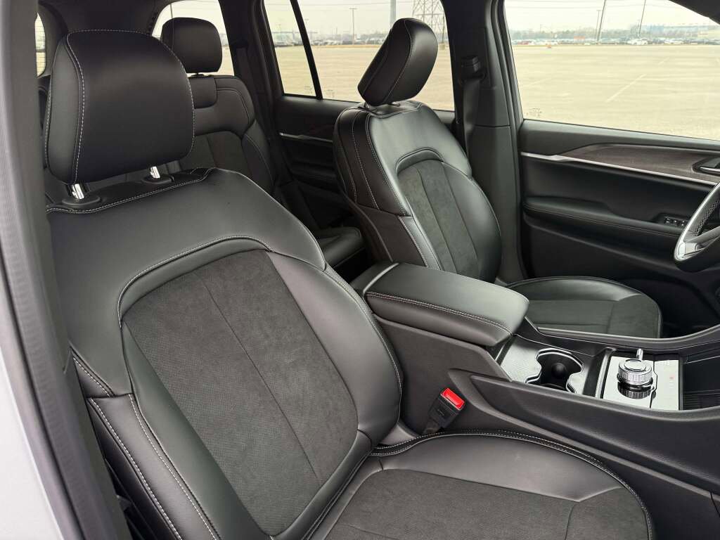 New 2026 Jeep Grand Cherokee Altitude image 18