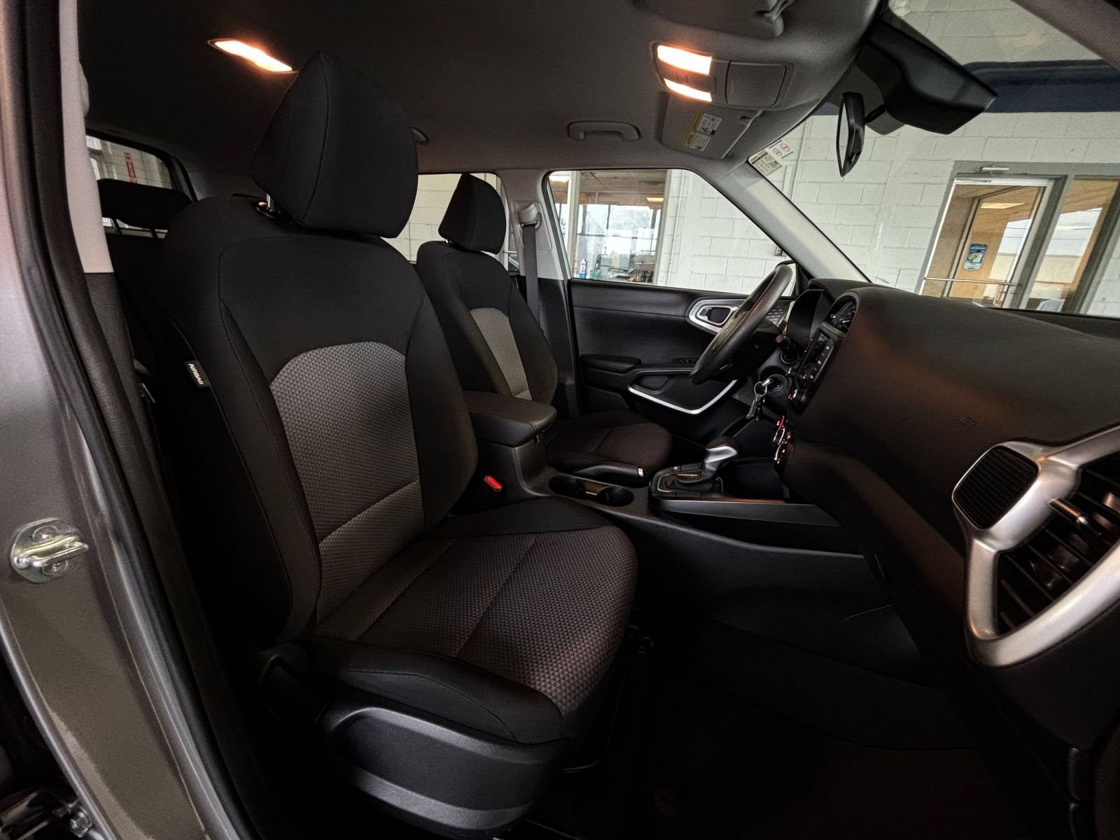Used 2025 Kia Soul LX w/ LX Technology Package FWD image 33