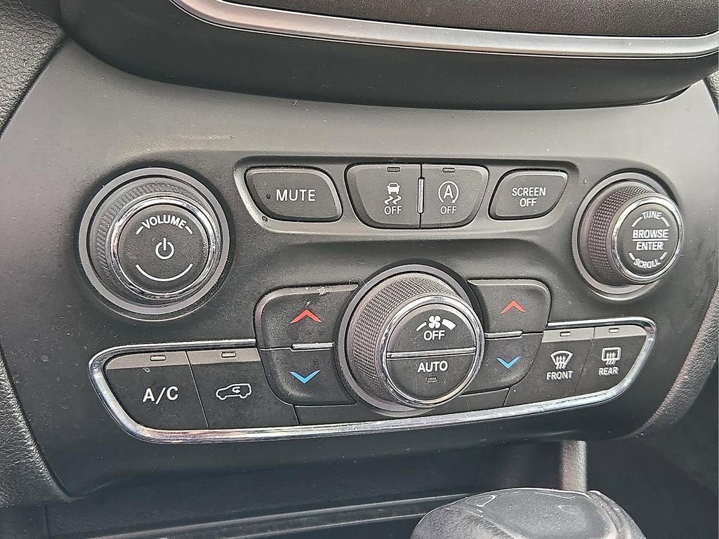 Used 2019 Jeep Cherokee Trailhawk AWD/4WD image 17