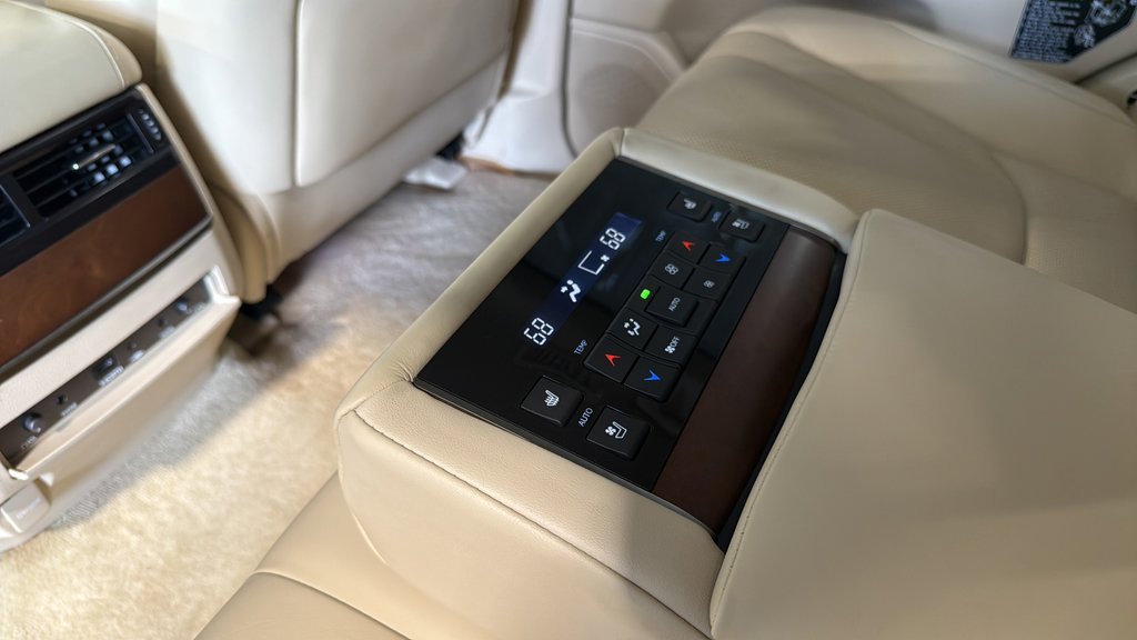 Used 2018 Lexus LX 570 4WD w/ Luxury Package image 22