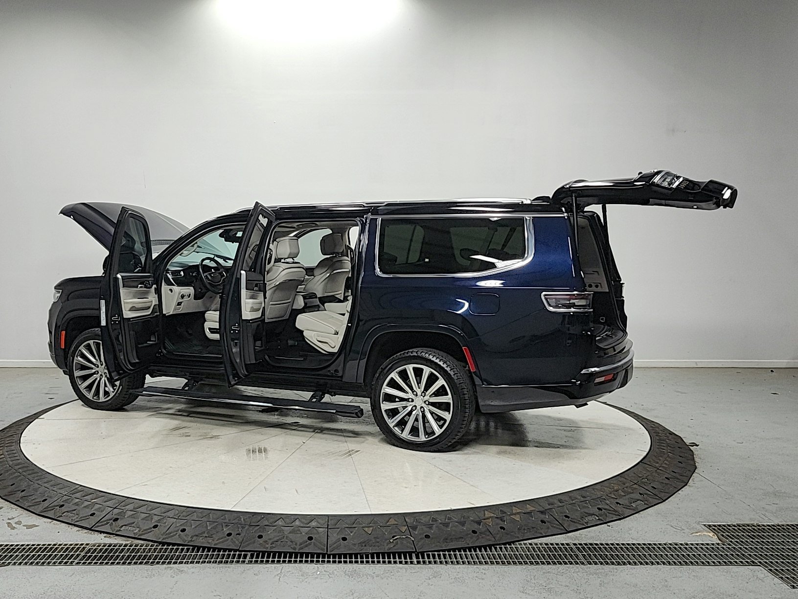 Used 2023 Jeep Grand Wagoneer L Series II w/ Convenience Group III AWD/4WD image 18