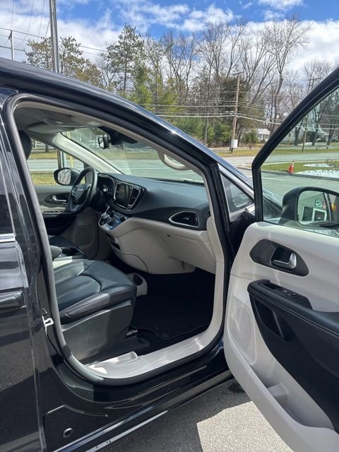 Used 2023 Chrysler Pacifica Touring-L image 18