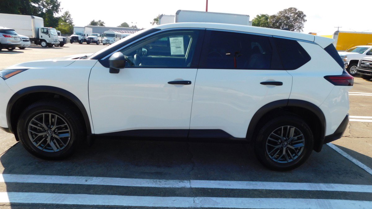 Used 2023 Nissan Rogue S image 4