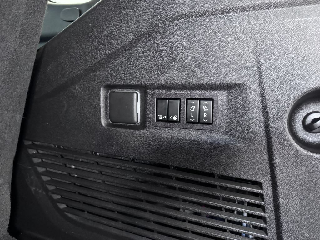 Certified 2023 GMC Yukon Denali Ultimate AWD/4WD image 8