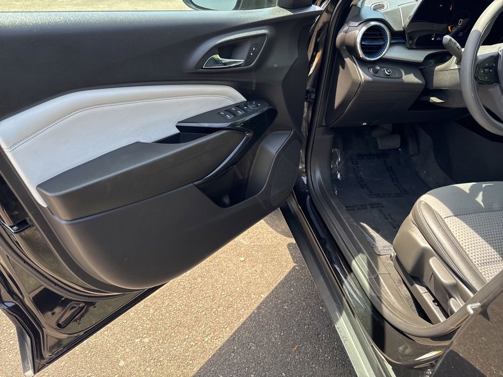 Used 2025 Chevrolet Trax LT FWD image 29
