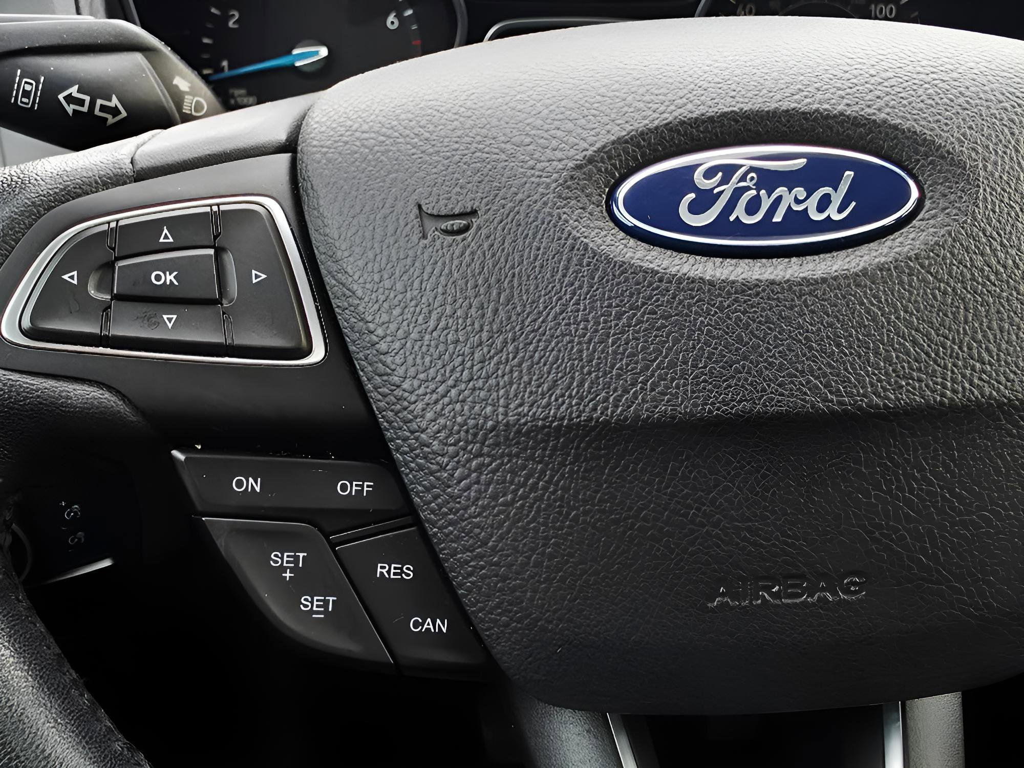 Used 2017 Ford Focus Titanium w/ Titanium Technology Package FWD image 27