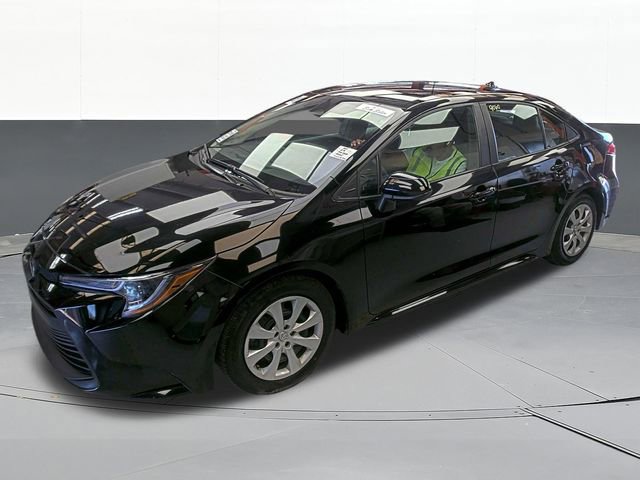 Used 2025 Toyota Corolla LE FWD image 2