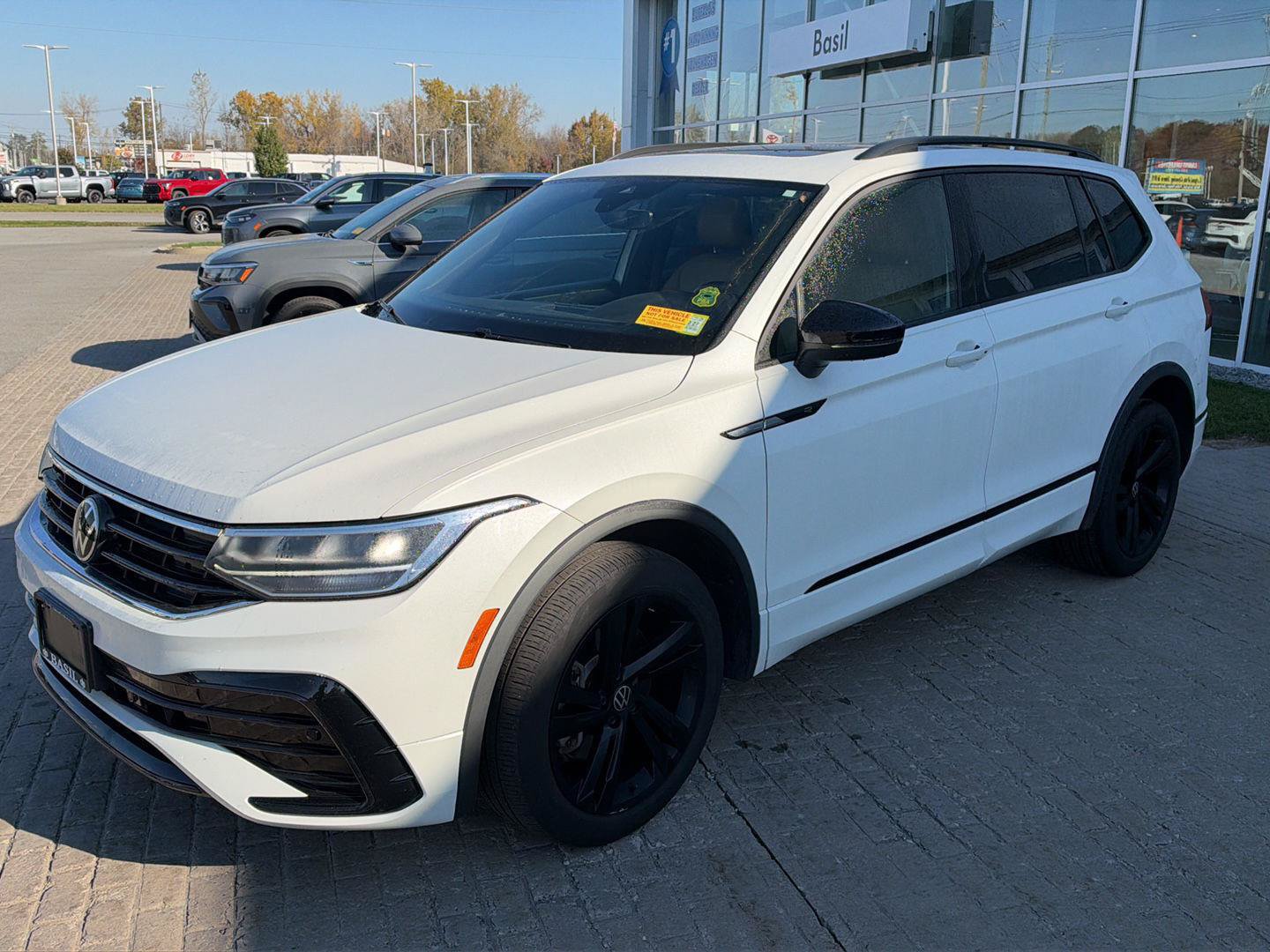 Used 2023 Volkswagen Tiguan SE R-Line AWD/4WD image 3