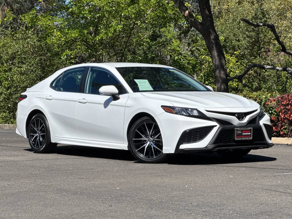 Used 2022 Toyota Camry SE w/ Carpet Mat Package (TMS) FWD image 2