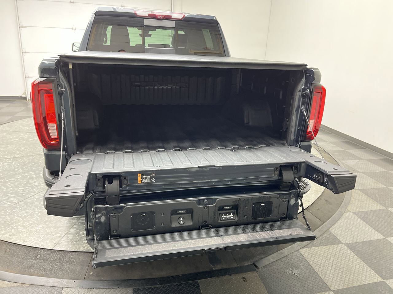 Certified 2022 GMC Sierra 1500 Denali w/ Denali Premium Package AWD/4WD image 37